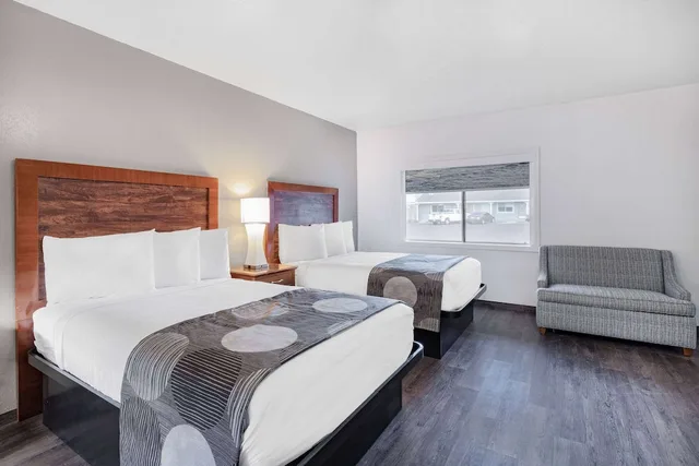 Deluxe, 2 Double Beds, Oceanside Inn and Suites a Days Inn by Wyndham 1/3