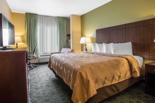 Room, King Bed, Accessible, Quality Inn & Suites Bloomington I-55 and I-74 2/4