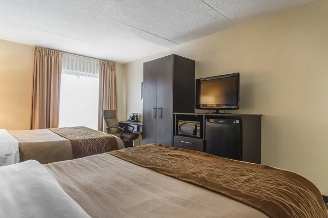 غرفة بسريرين مزدوجين في طابق مرتفع، Quality Inn Barrie, ON 5/10