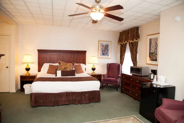 غرفة بسرير كينج بحوض جاكوزي، Genetti Hotel SureStay Collection By Best Western 2/7