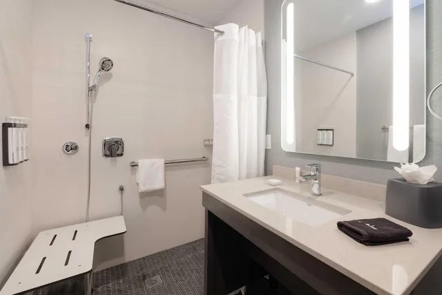 جناح استوديو بسرير كينج مع أريكة لذوي الإعاقة، Hyatt House Portland Airport 5/9