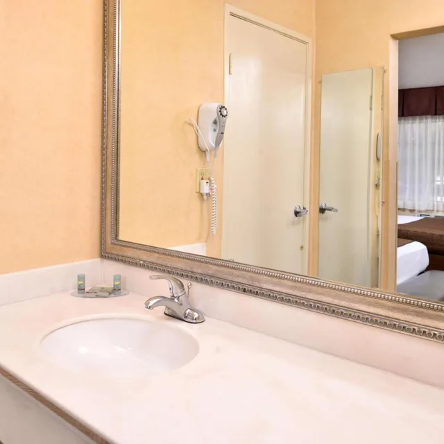 غرفة بسريرين مزدوجين في طابق مرتفع، Best Western Hollywood Plaza Inn - Hollywood Walk of Fame Hotel-LA 8/9