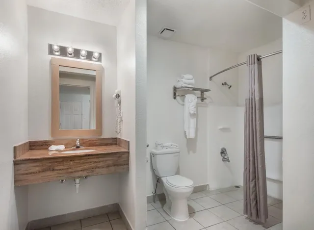 غرفة بسرير كينج بمطبخ، Motel6 Corpus Christi, TX - North 7/9