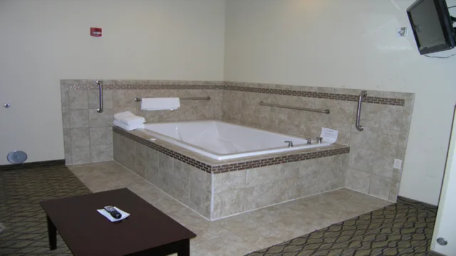 جناح بسرير كينج لذوي الإعاقة، Holiday Inn Express Suites Belle Vernon 2/2