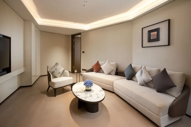 Junior Suite, King Bed, Yuexiu Hotel Guangzhou, Curio Collection by Hilton 3/5