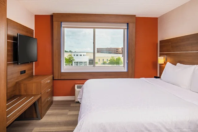 غرفة قياسية بسرير كينج بحوض استحمام لذوي الإعاقة، Holiday Inn Express Chesapeake Norfolk 1/5