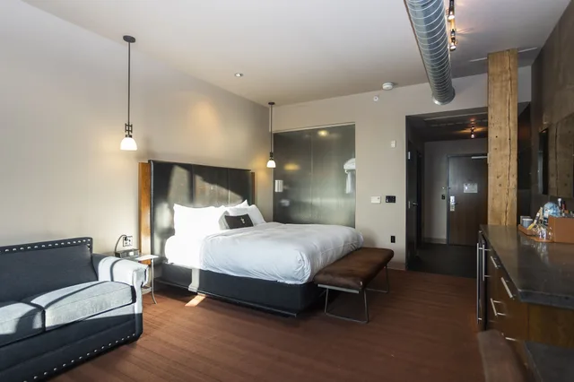 جناح استوديو بريميوم بسرير كينج بإطلالة على المدينة، The Iron Horse Hotel 4/6