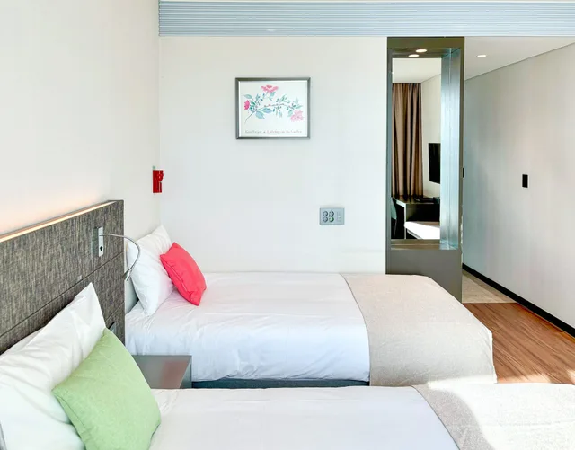 غرفة بريميير عائلية بسرير مزدوج وسرير فردي بإطلالة على البحر بشرفة، Air Sky Hotel Incheon 1/4