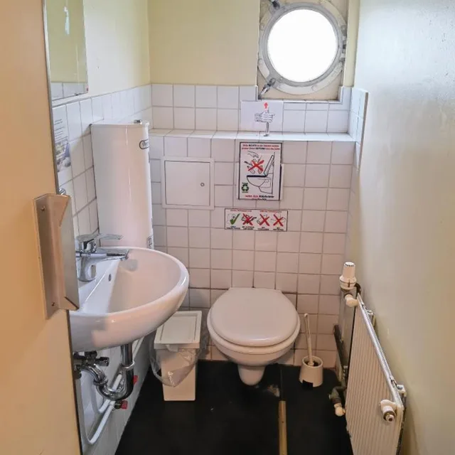 كابينة غربية بسرير مزدوج بحمام مشترك، Eastern Comfort Hotel & Hostelboat 7/10