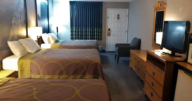 غرفة بسريرين كوين وسرير كوين، Super 8 by Wyndham Fort Chiswell Wytheville Area 1/9