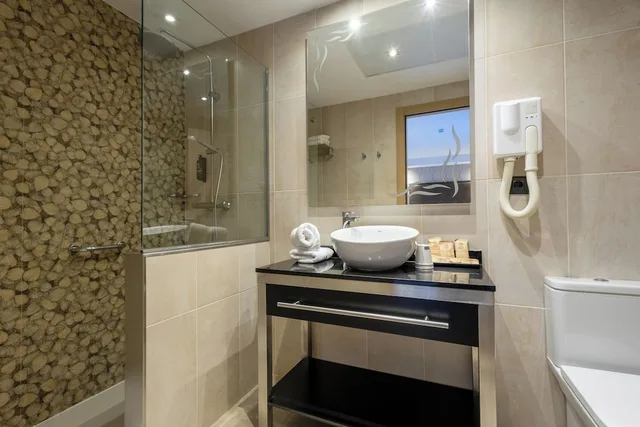 Room, Twin Beds, Terrace, Gran Hotel Barcino 4/4
