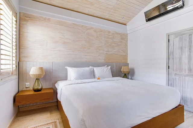 فيلا بسرير كينج بإطلالة على الحديقة بغرفة نوم واحدة مع أريكة، The Placencia 2/4