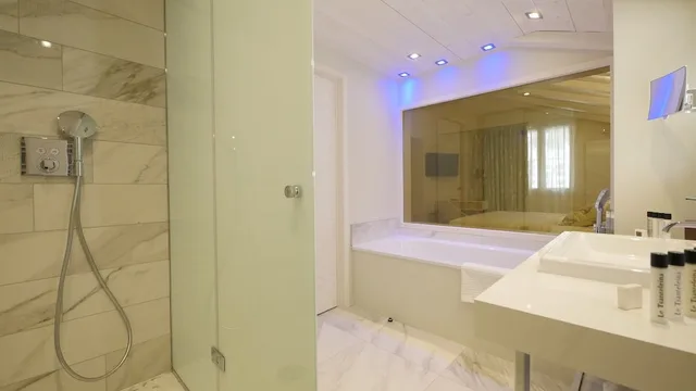 جناح بسرير كينج مع أريكة، Hôtel Tsanteleina 5/8