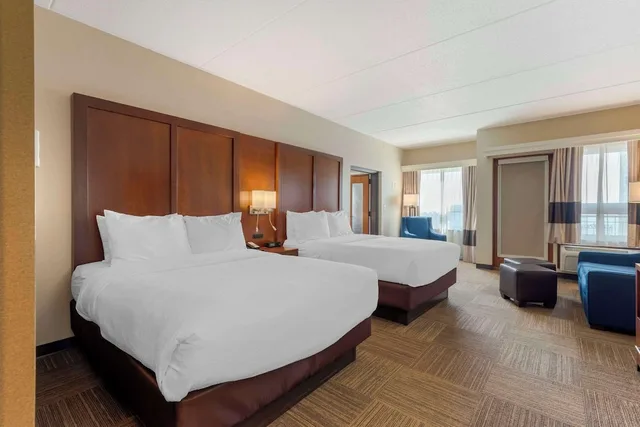 جناح عائلي ديلوكس بسرير كينج وسريرين كوين بإطلالة على البحيرة مع أريكة، Lift Bridge Lodge Ascend Hotel Collection 3/10