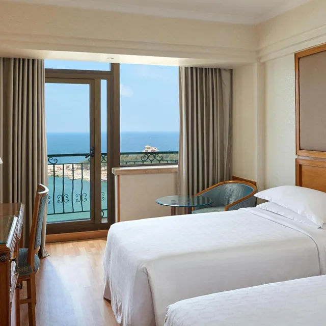 غرفة ديلوكس بسريرين منفصلين بشرفة بإطلالة في طابق مرتفع، Sheraton Montazah Hotel 2/6