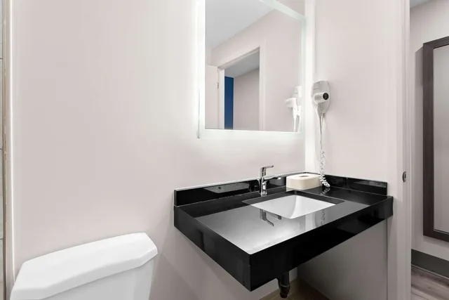 جناح بسرير كينج بحوض جاكوزي، SureStay Plus by Best Western Windsor 3/6
