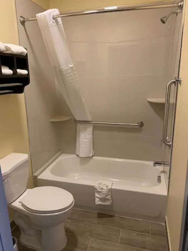 غرفة ديلوكس مفردة بسرير كينج، HomeStay Inn & Suites Edinburg 2/2