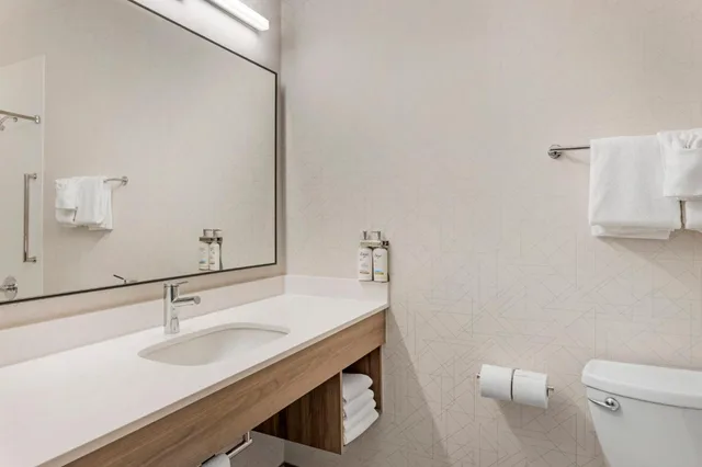 غرفة بسريرين كوين بإطلالة على النهر، Holiday Inn Express Hotel Suites Astoria 3/3