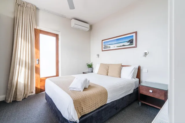 Room, Queen Bed, Town View, Balcony، The Huskisson 4/5