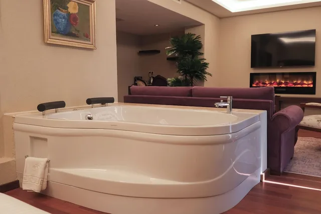 جناح بريميوم بسرير كينج بإطلالة على البحر بشرفة، Phellos Suites 3/5