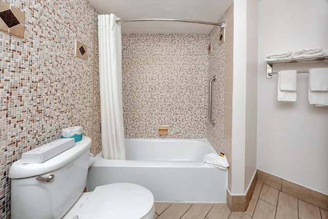 غرفة قياسية كبيرة بسريرين كوين بشرفة، Best Western Plus Yacht Harbor Inn 3/4