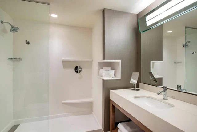 غرفة ديلوكس بسريرين كوين مع أريكة، Courtyard By Marriott Calgary South 1/2