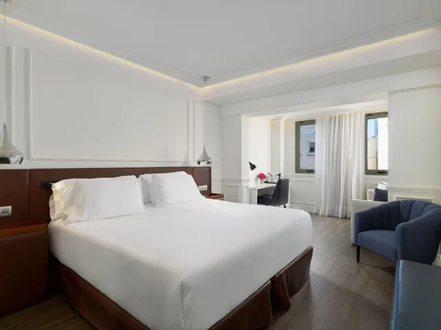 جناح جونيور ديلوكس مع أريكة، H10 Universitat Hotel 1/1