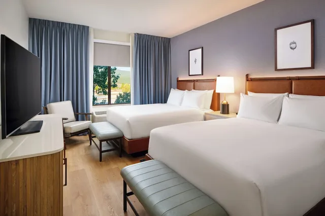 جناح استوديو بسريرين كوين مع أريكة بحوض استحمام، Martis Valley Lodge, Tapestry Collection by Hilton 1/5