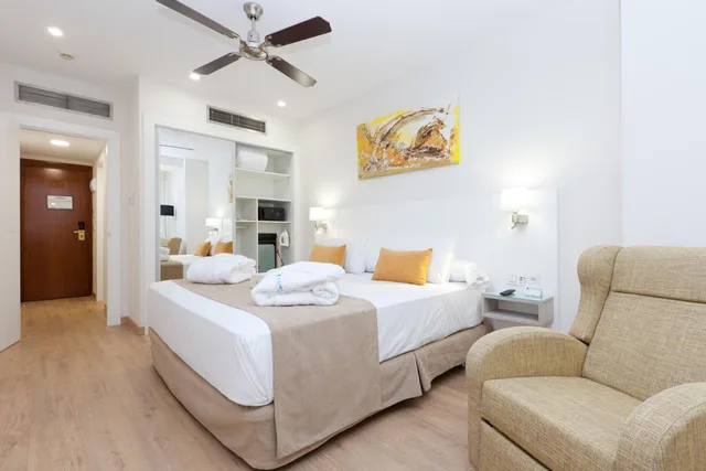 Single Parent، Senator Barajas Hotel 1/1