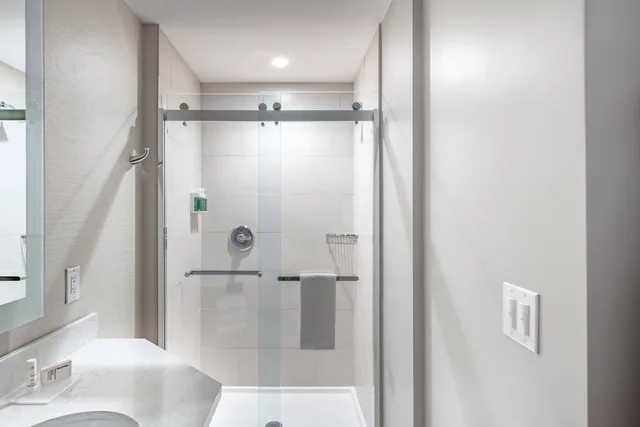 جناح بسريرين كوين مع سرير سحّاب إضافي مع أريكة لذوي الإعاقة، SpringHill Suites by Marriott Fort Worth Historic Stockyards 5/6