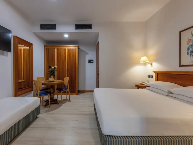 غرفة عائلية رباعية بسرير مزدوج وسريرين منفصلين بإطلالة على المدينة، Hotel Diplomatic 3/7