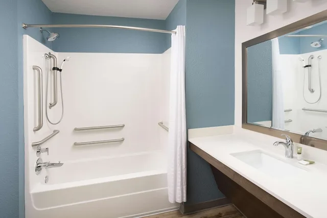 غرفة قياسية بسرير مزدوج بحوض استحمام لذوي الإعاقة، WoodSpring Suites Orlando West - Clermont 7/9