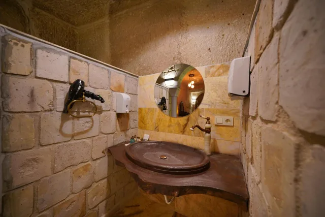 جناح بسرير كوين، Shoestring Cave House 1/3