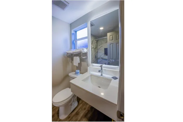 غرفة رباعية، Sunrise Inn by OYO Titusville FL 4/5