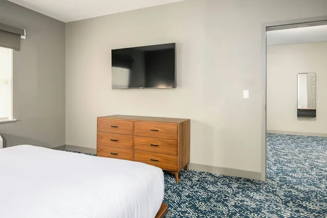 جناح بسريرين كوين بغرفة نوم واحدة مع أريكة بمطبخ صغير لذوي الإعاقة، Country Inn & Suites By Radisson Manchester Airport Nh 2/4