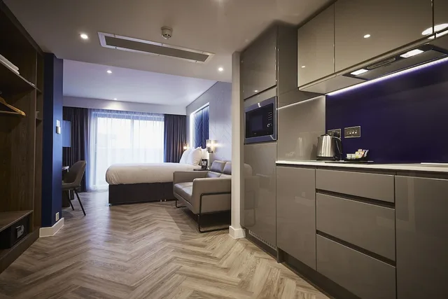 Smart, Studio, King Bed, Balcony، Roomzzz York City 2/5
