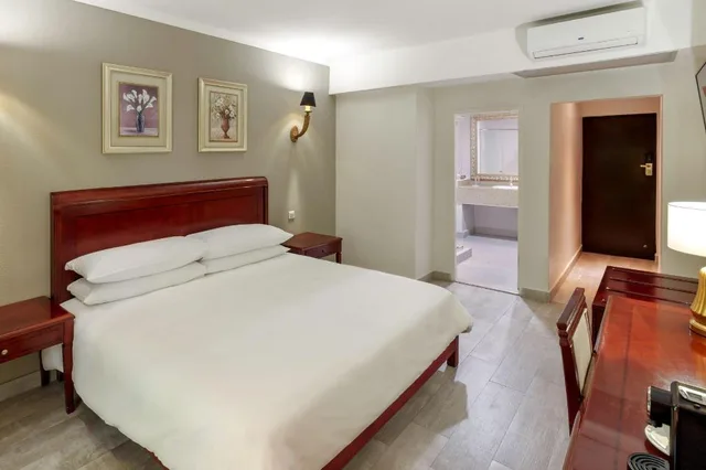 غرفة بسرير كينج بإطلالة على الحديقة، Protea Hotel By Marriott Livingstone 11/13