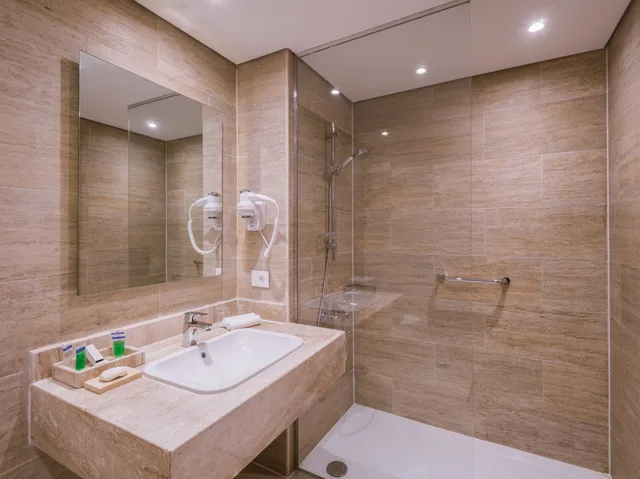 غرفة عائلية بسريرين كينج بإطلالة على الحديقة، Fort Arabesque Beach Resort 7/7