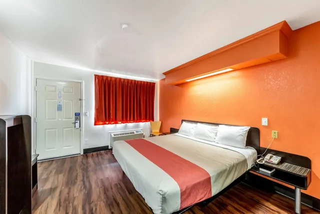 غرفة قياسية بسرير كينج، Motel6 San Antonio, TX - Frost Bank Center 2/10