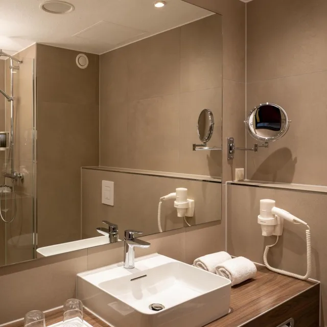 جناح جونيور، H+ HOTEL HANNOVER 4/6
