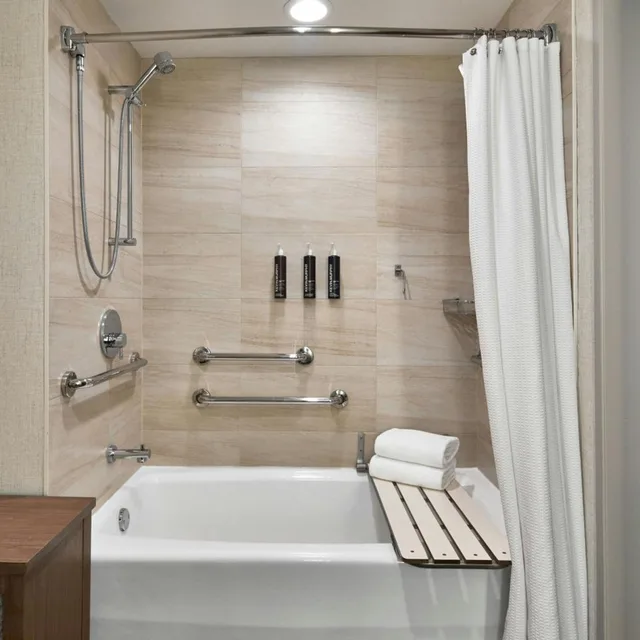 1 Bedroom, Beach, Suite, King Bed, Small، The Del Monte Lodge Renaissance Rochester Hotel Spa 6/10