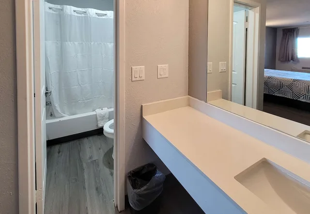 غرفة ديلوكس بسرير كينج لذوي الإعاقة، Motel6 Wichita, KS – South I-35 5/5
