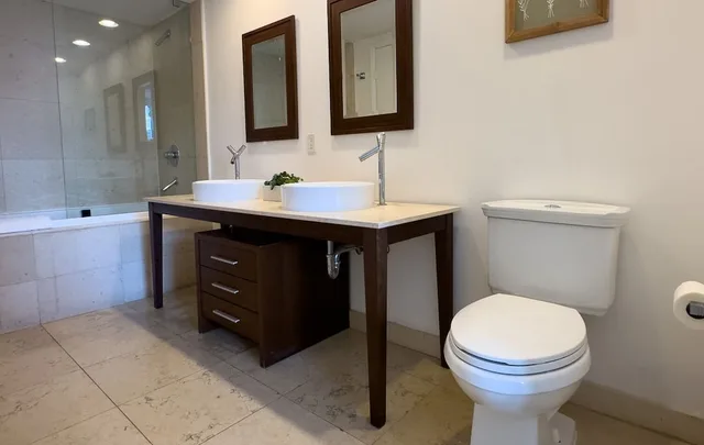 شقة بريميوم بسرير كينج بإطلالة على البحيرة بشرفة مع أريكة، Brickell by Miami Vacation Rentals 1/3