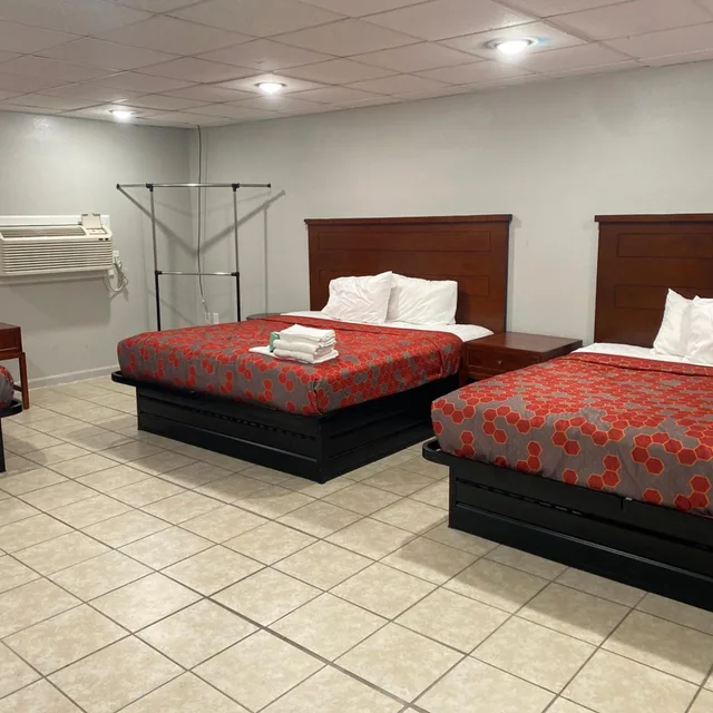 غرفة ثلاثية، Studio Suites Extended Stay 1/2
