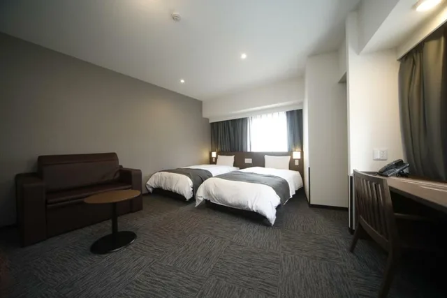 غرفة بسريرين منفصلين مع أريكة، Dormy Inn Oita 1/3