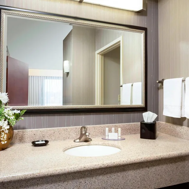Room, King Bed, Shared Patio, Sofa، Courtyard By Marriott Columbia Missouri 3/3