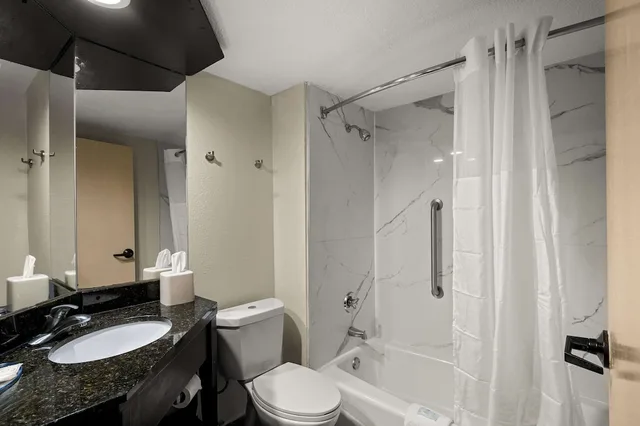 جناح بسرير كينج للمدخنين، Quality Inn and Suites North Little Rock 5/6