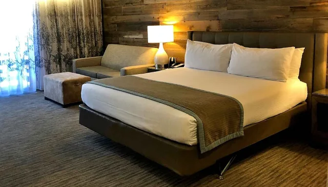 غرفة بسرير كينج لذوي الإعاقة، Hotel Azure Tahoe 1/2