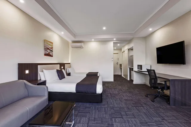 Upgrade, 1 Queen and 1 Single Bed, Accessible، Quality Hotel Melbourne Airport 7/10