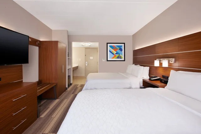 Standard, 2 Queen Beds, Holiday Inn Express Fairfax - Arlington Boulevard 1/5